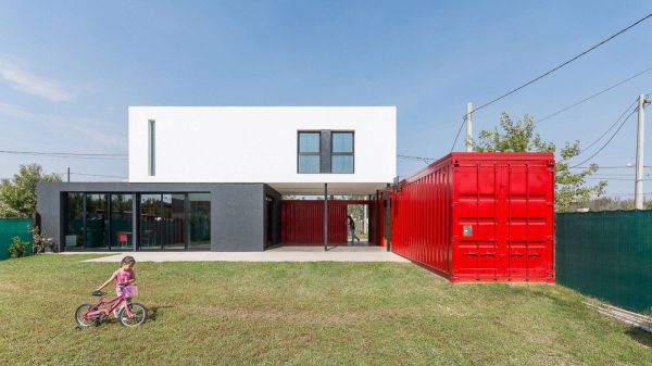Container House by José Schreiber Arquitecto