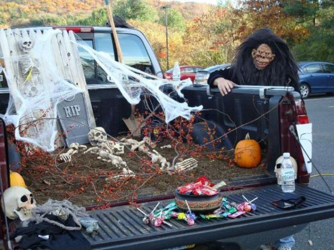 20 Boo-tiful ways to dress up your car for Halloween