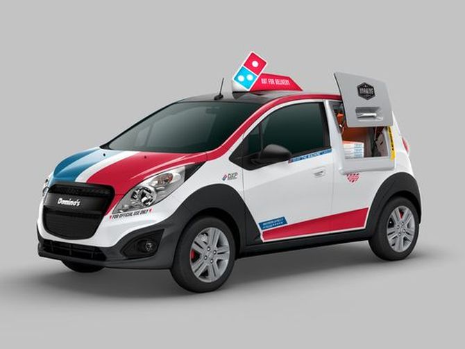 Domino’s rolls out oven-equipped DXP pizza delivery car