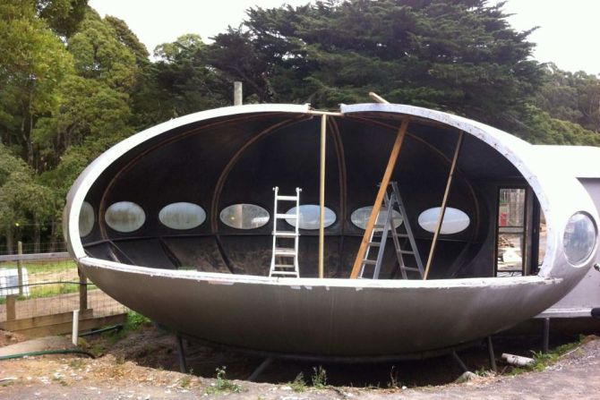 UFO-shaped Futuro house replica up for auction in Central Victoria
