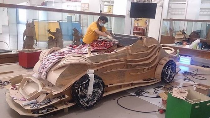 Artist builds car from old mobile phones