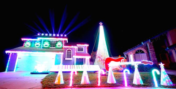 Star Wars Christmas light show gives sci-fi makeover to the holidays 