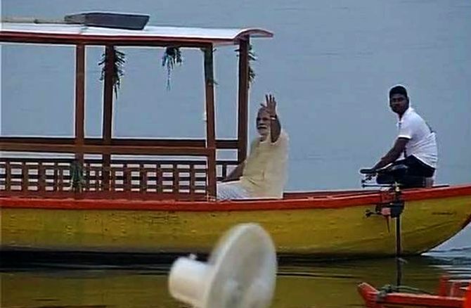 PM-Modi-launches-solar-powered-e-boats-in-Varanasi-3
