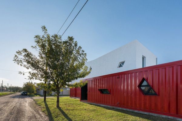 Container House by José Schreiber Arquitecto