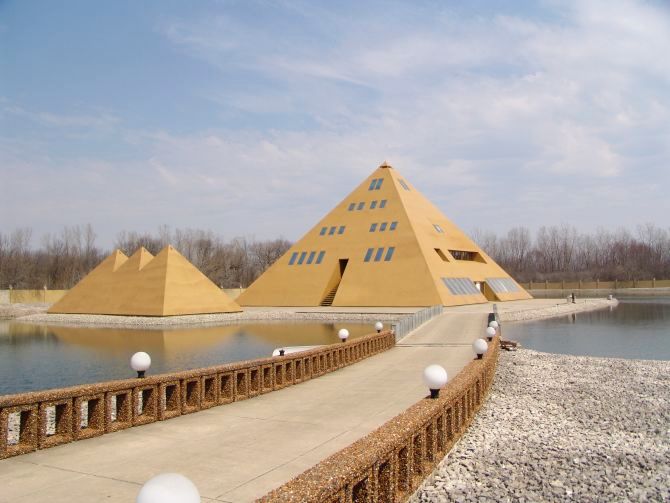Manmade gold pyramid home in Illinois
